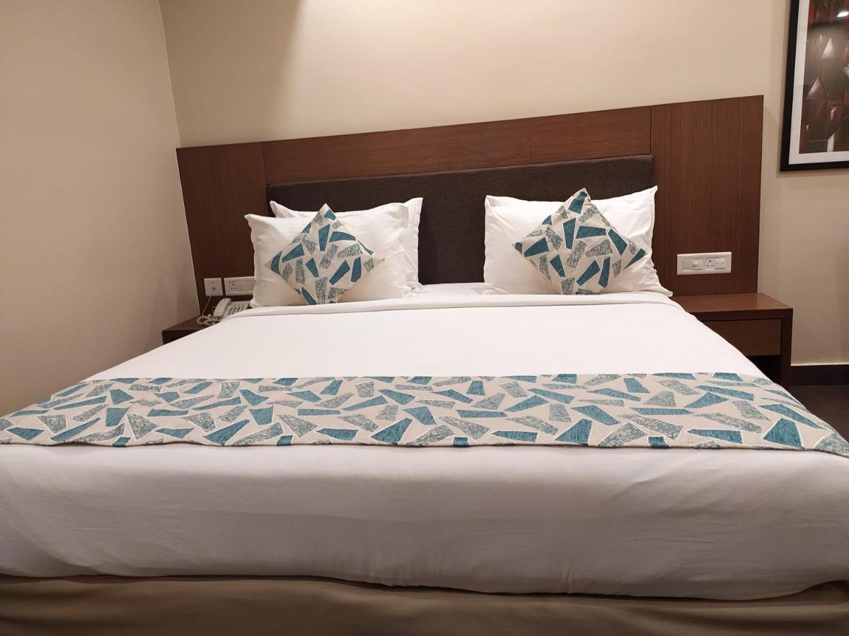 Park Residency Adoor Hotel Adur Exterior photo