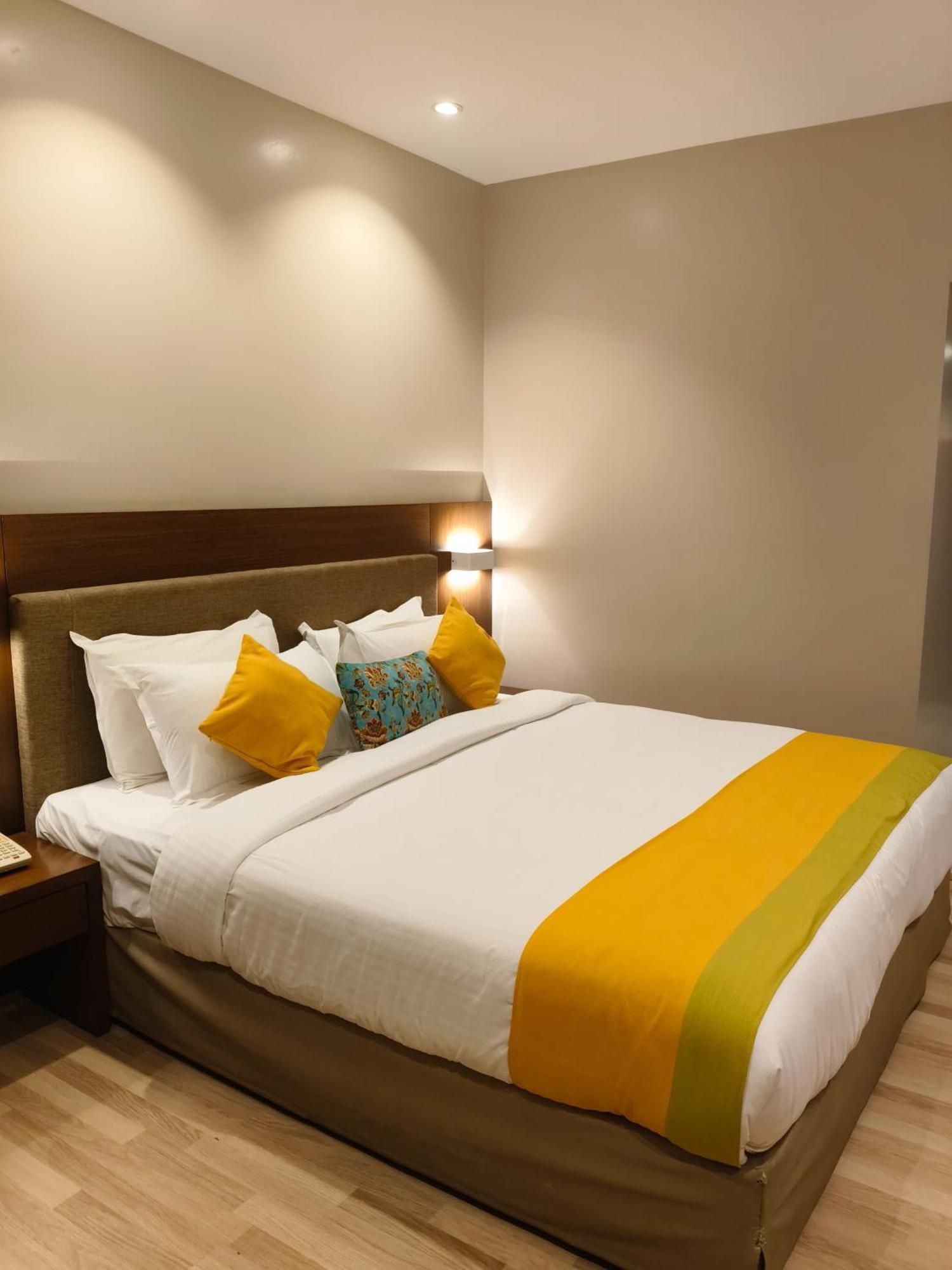 Park Residency Adoor Hotel Adur Exterior photo
